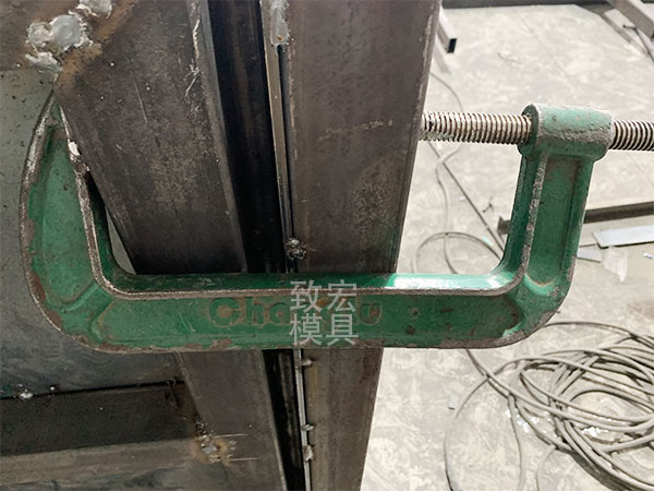 卵型槽模具外模與封箱板的快速鎖緊裝置